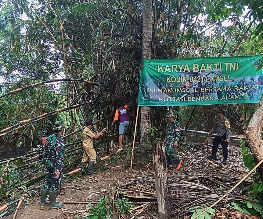 Antisipasi Bencana Banjir, Kodim 0421/LS Gelar Karya Bakti Normalisasi Sungai Raja