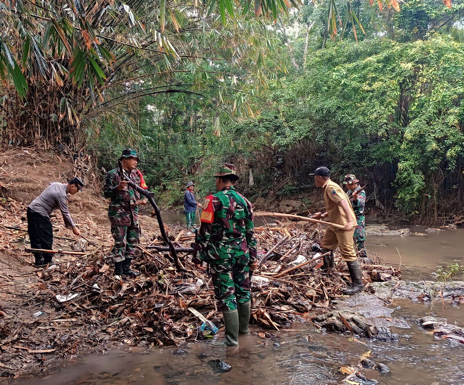 Antisipasi Bencana Banjir, Kodim 0421/LS Gelar Karya Bakti Normalisasi Sungai Raja