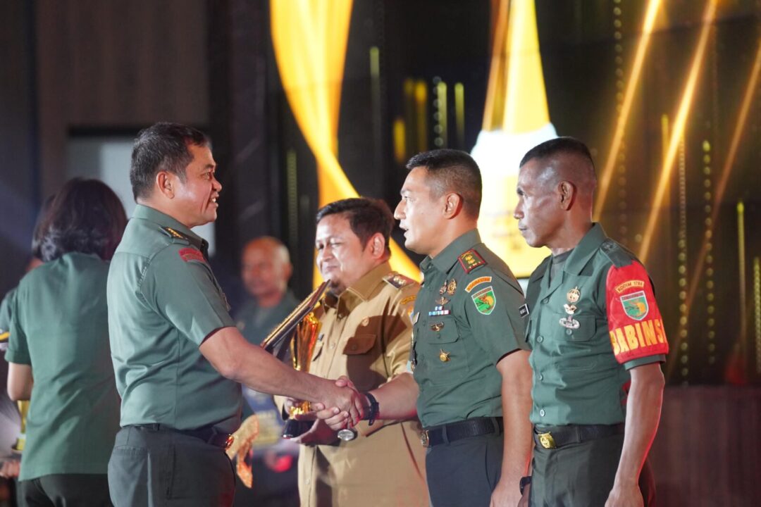 Terapkan Pancasila dan Bhinneka Tunggal Ika Sebagai Pemersatu Bangsa, Kasad Beri Penghargaan Kampung Pancasila