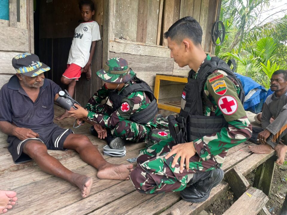 Jadi Solusi Masalah Kesehatan Warga Papua, Satgas Yonif 122/TS Pelayanan Kesehatan Door to Door