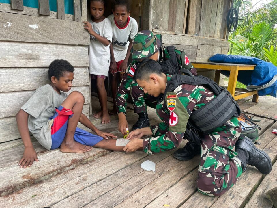 Jadi Solusi Masalah Kesehatan Warga Papua, Satgas Yonif 122/TS Pelayanan Kesehatan Door to Door