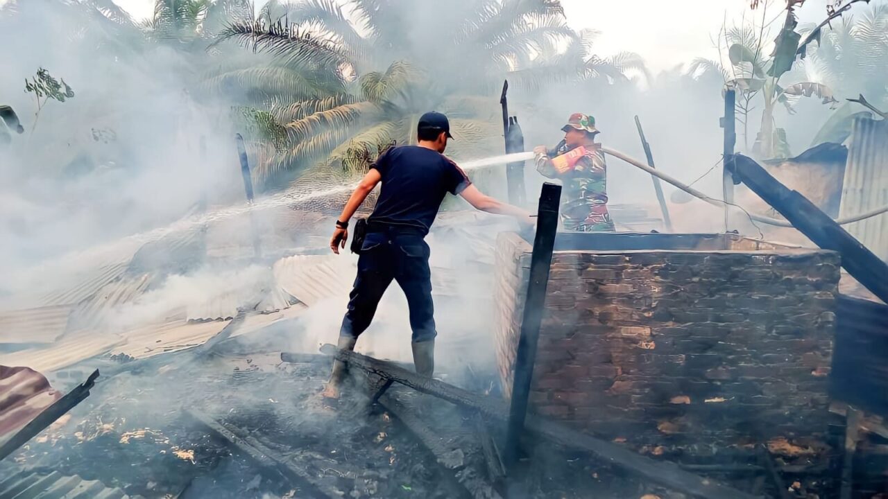 Babinsa Kodim 0303/Bengkalis Berjibaku Padamkan Kebakaran Rumah Warga