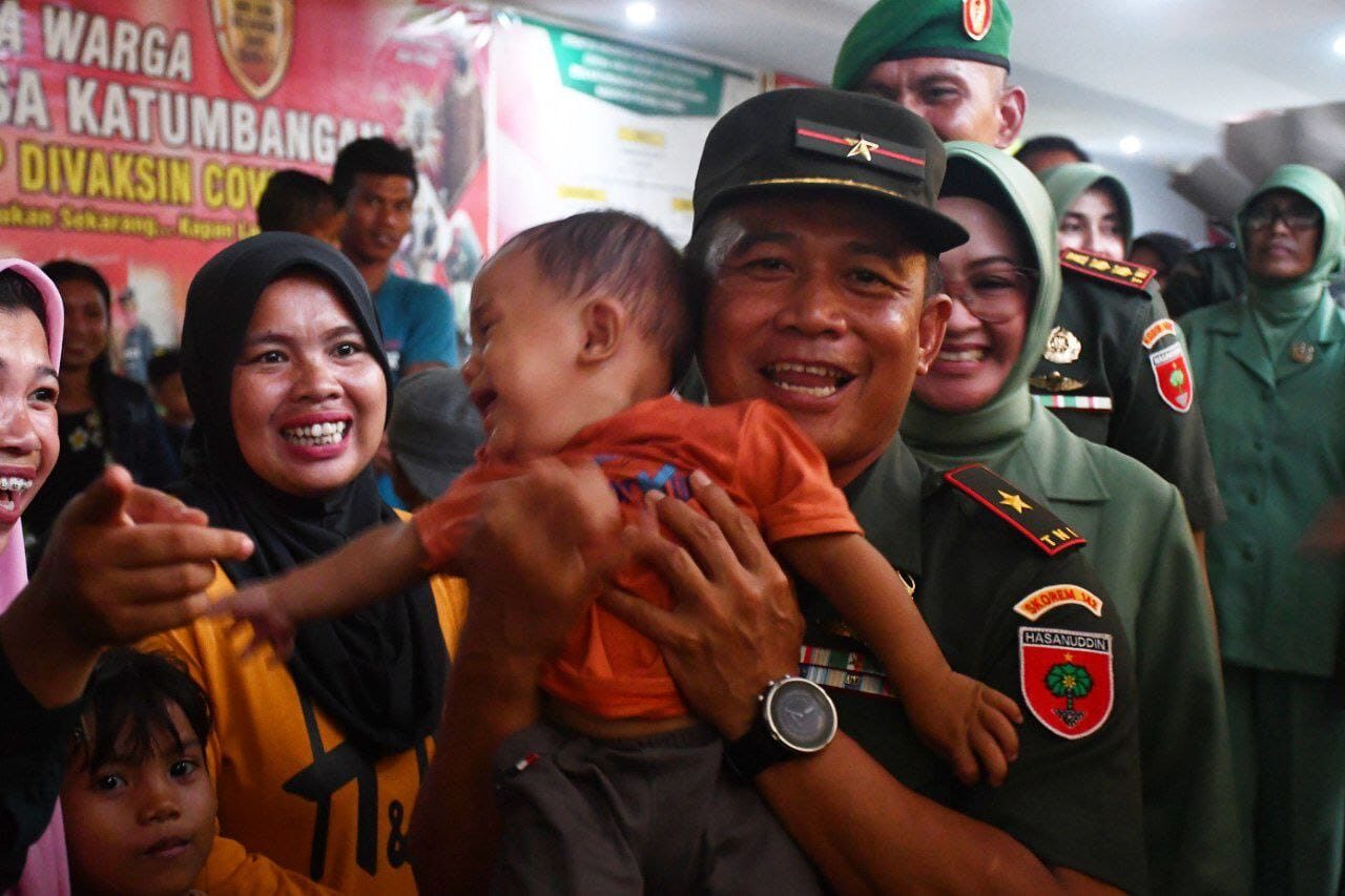 Kunjungi Polman, Danrem 142/Tatag Berikan Bantuan Kepada Anak Berisiko Stunting