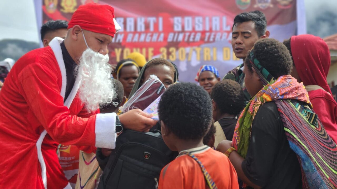 Cinta Kasih Natal di Ujung Negeri, Santa Claus Tri Dharma Bagikan Hadiah Natal Untuk Warga Holomama