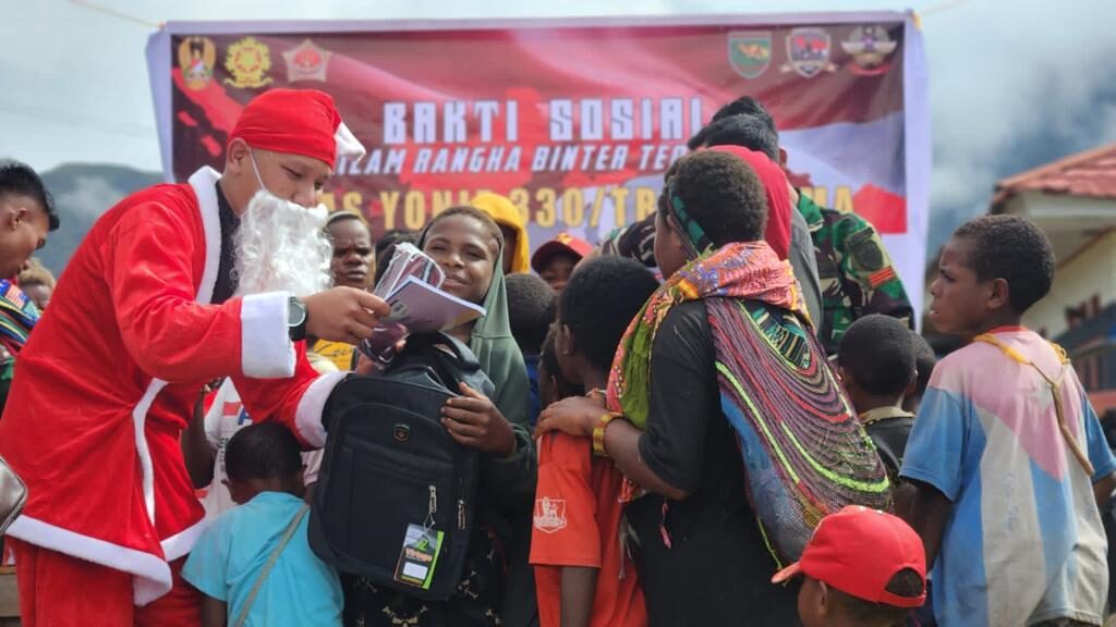 Cinta Kasih Natal di Ujung Negeri, Santa Claus Tri Dharma Bagikan Hadiah Natal Untuk Warga Holomama