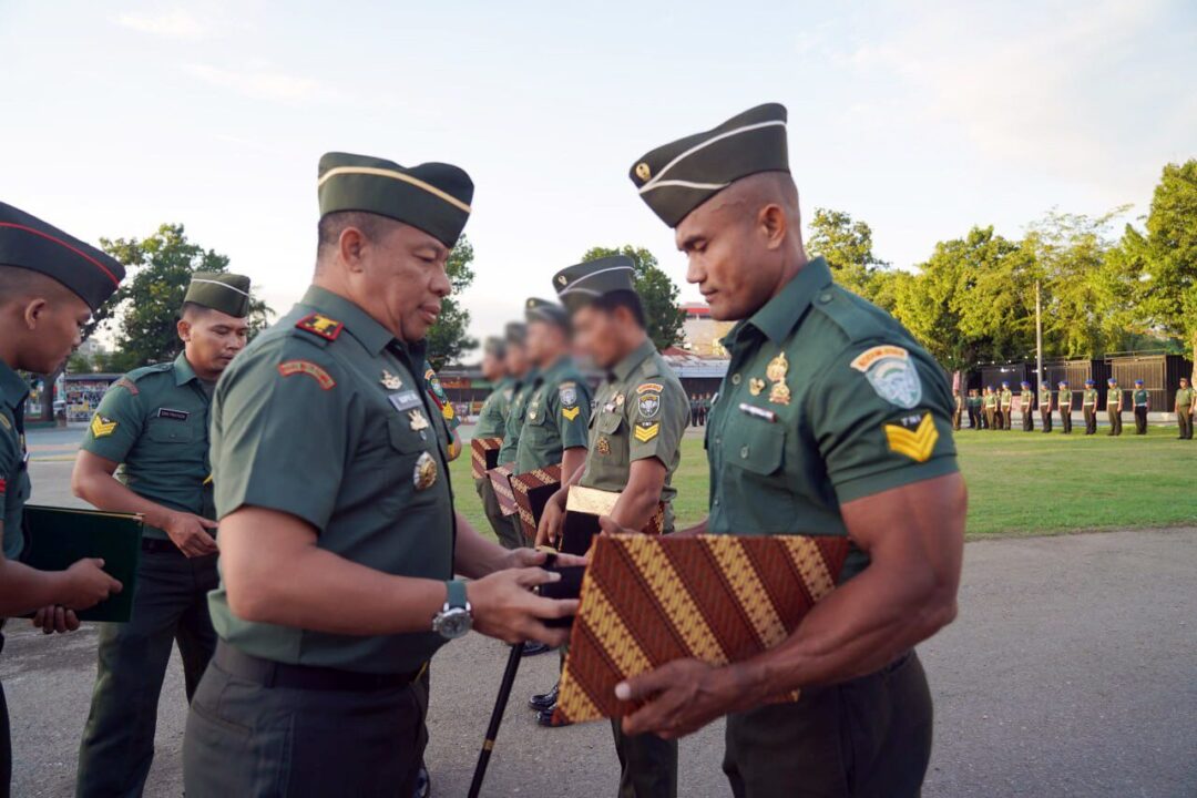 Penghargaan Kepada Lima Prajurit Berprestasi, Salah Satunya Juara Binaraga TNI-Polri Se-Indonesia