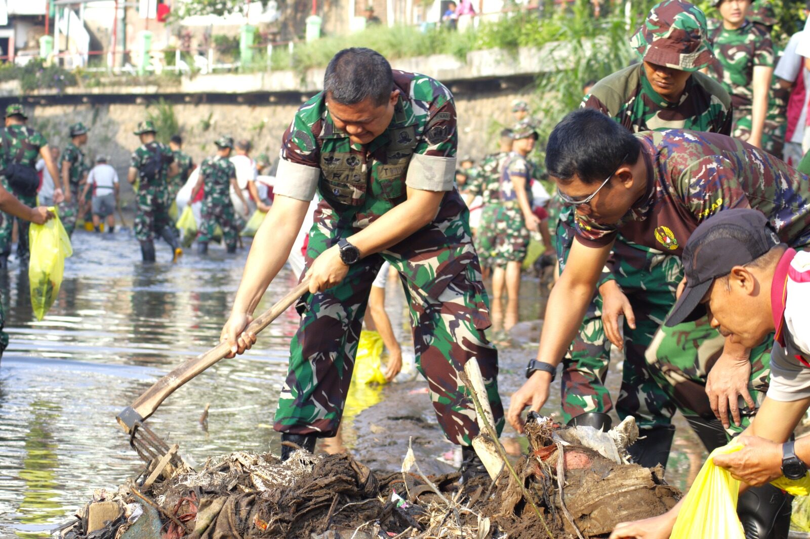 Gelorakan Program Sungai Bersih, Ditajenad Bersama Warga Bersihkan Sungai Cikapundung dan Sungai Maribaya