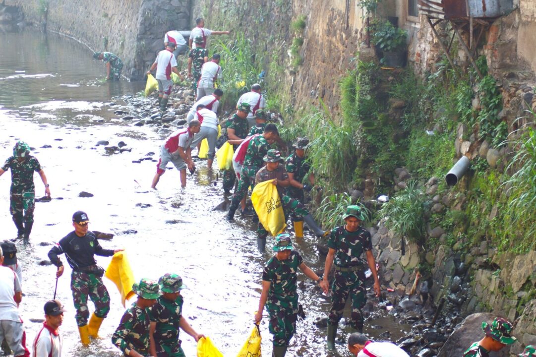 Gelorakan Program Sungai Bersih, Ditajenad Bersama Warga Bersihkan Sungai Cikapundung dan Sungai Maribaya