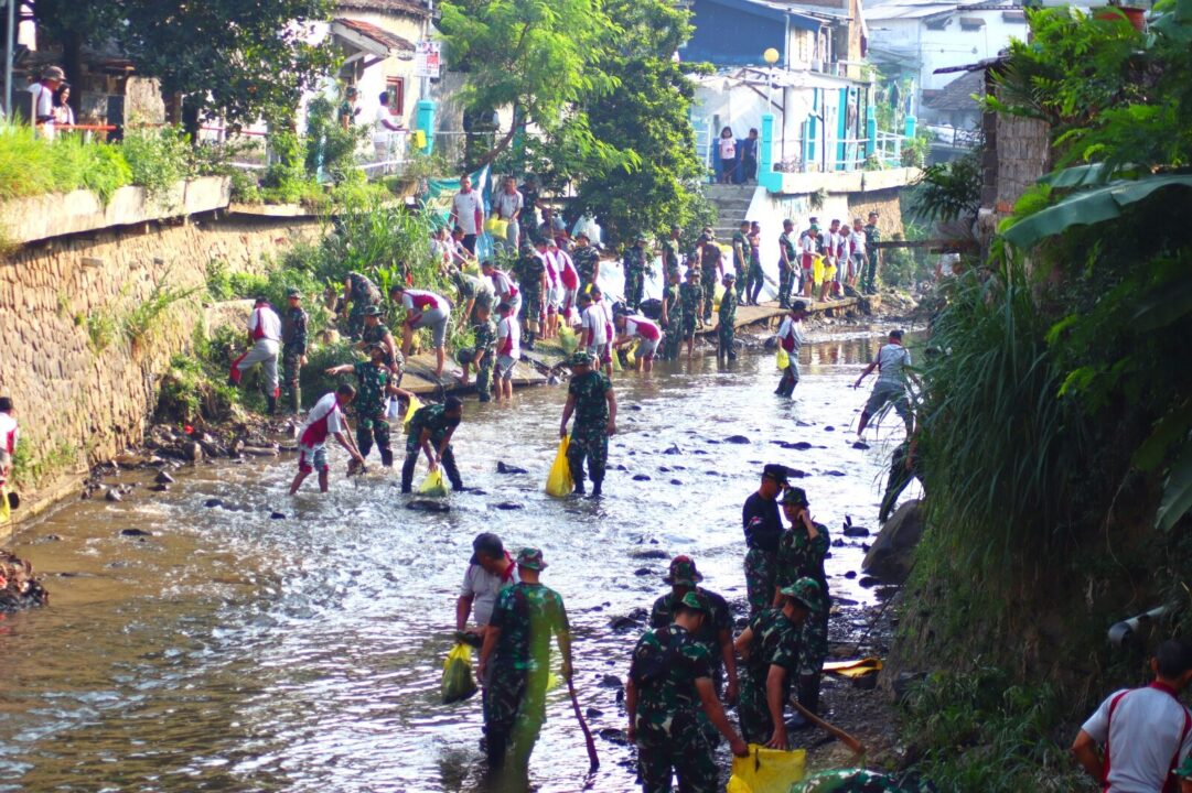 Gelorakan Program Sungai Bersih, Ditajenad Bersama Warga Bersihkan Sungai Cikapundung dan Sungai Maribaya