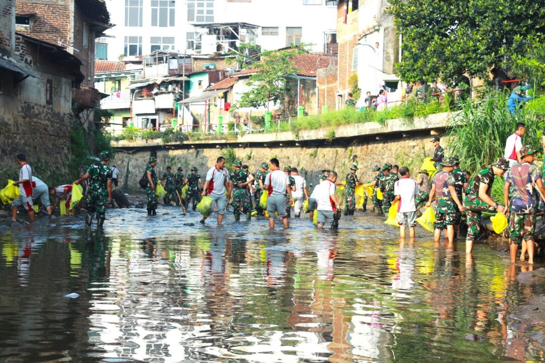 Gelorakan Program Sungai Bersih, Ditajenad Bersama Warga Bersihkan Sungai Cikapundung dan Sungai Maribaya