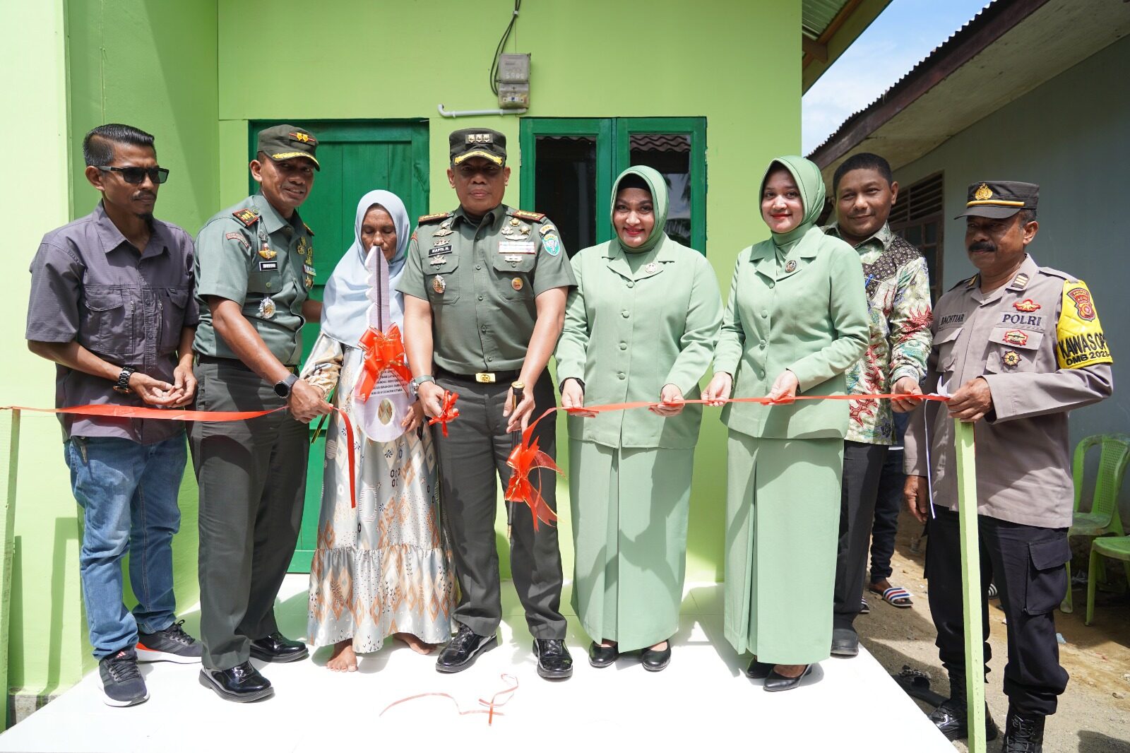 Tangis Haru Nurmala Terima Bantuan Bedah Rumah Dari Danrem 011/LW