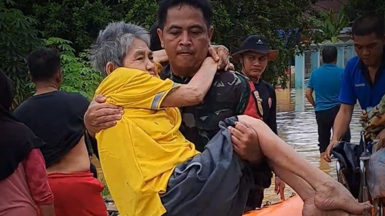 Aksi Heroik Prajurit Kodim 0416/Bute Selamatkan Lansia Terjebak Banjir