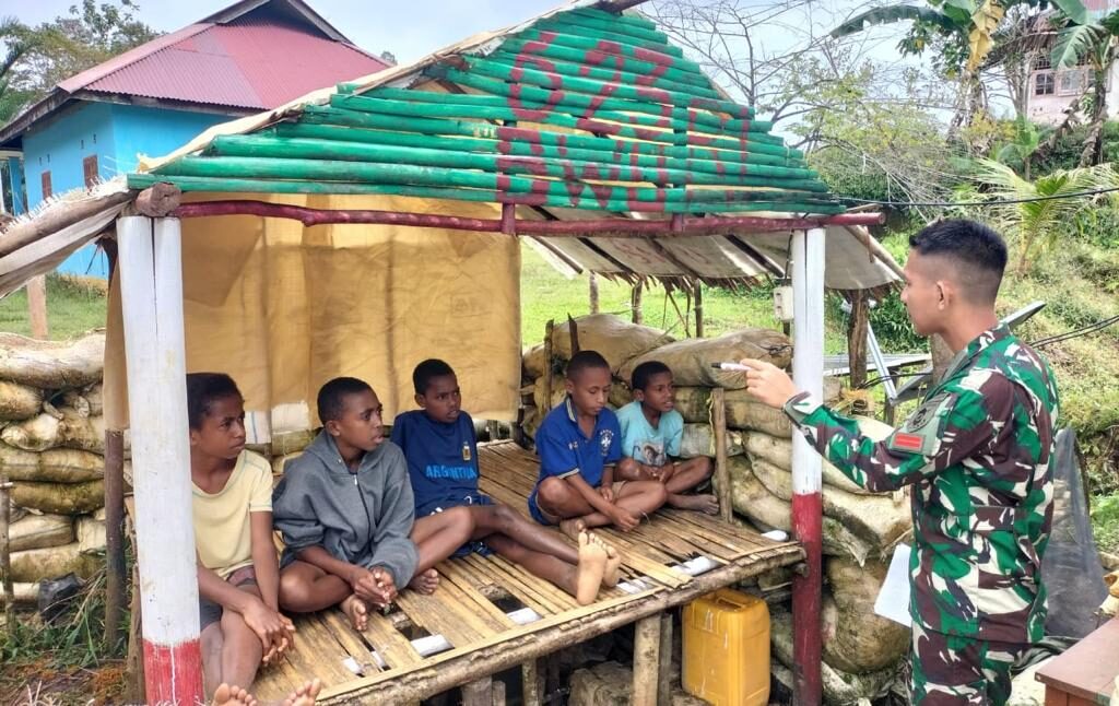 Datangi Pos Satgas Yonif 623/BWU di Papua, Anak-anak Minta Prajurit Lakukan Ini
