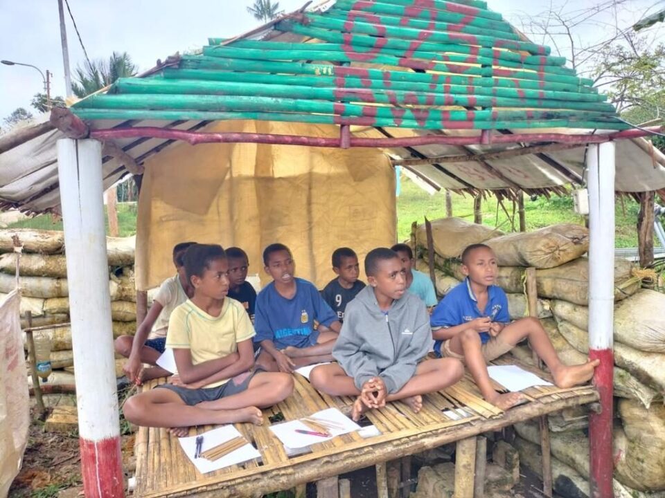Datangi Pos Satgas Yonif 623/BWU di Papua, Anak-anak Minta Prajurit Lakukan Ini