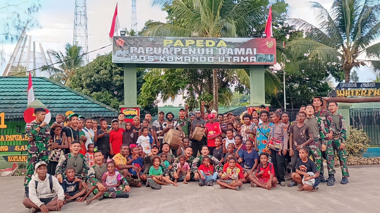 Tradisi Toki Tambor, Warga Kampung Mosso Papua Singgahi Pos Satgas Yonif 122/TS