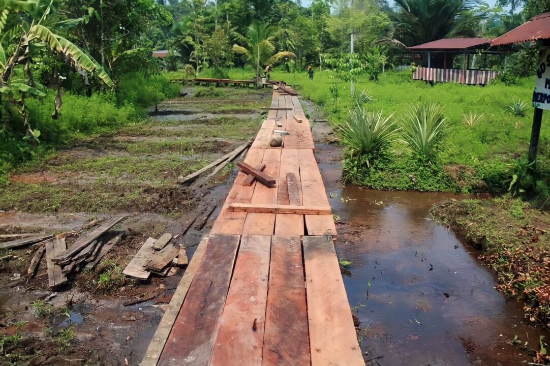 Jembatan Sekolah Rimba Selesai Diperbaiki, Satgas Mobile Yonif 411 Kostrad Pastikan Siap Digunakan