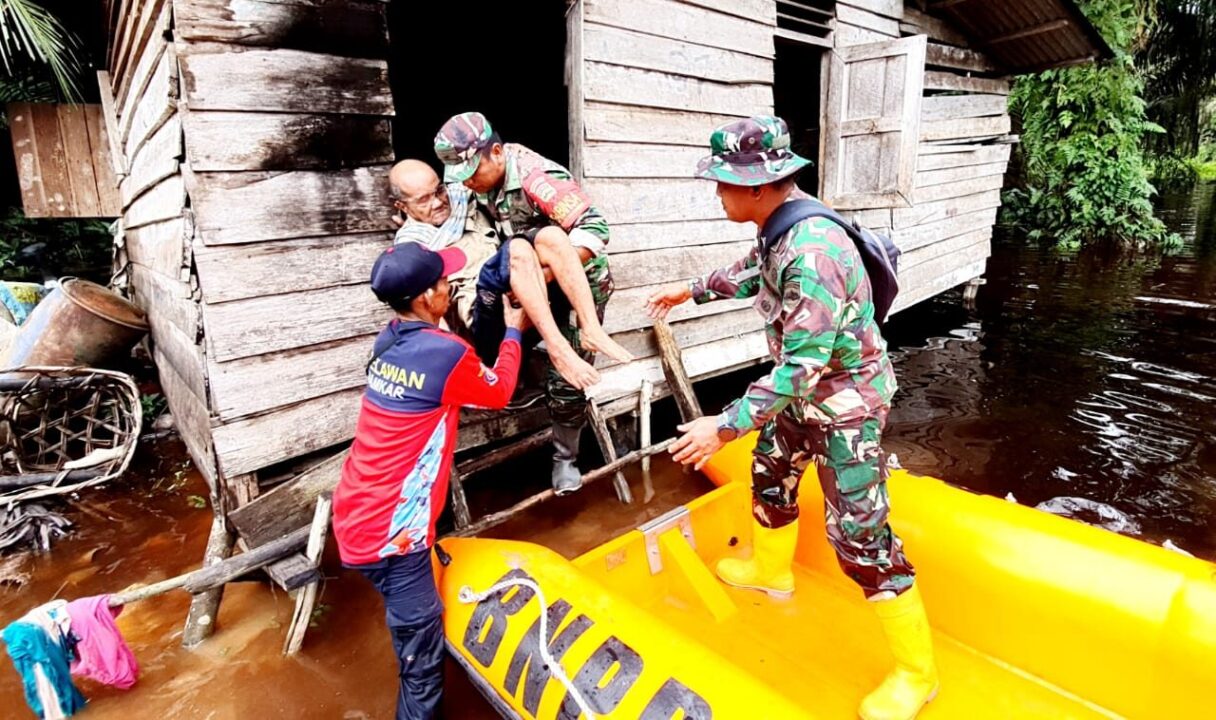 Heroik, Danramil 0303- Mandau Berjibaku Evakuasi Warga Korban Banjir di Habitat Buaya
