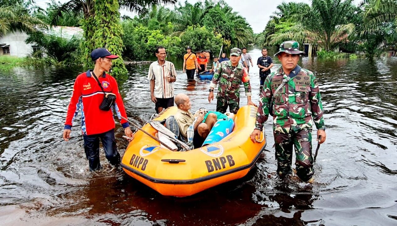 Heroik, Danramil 0303- Mandau Berjibaku Evakuasi Warga Korban Banjir di Habitat Buaya