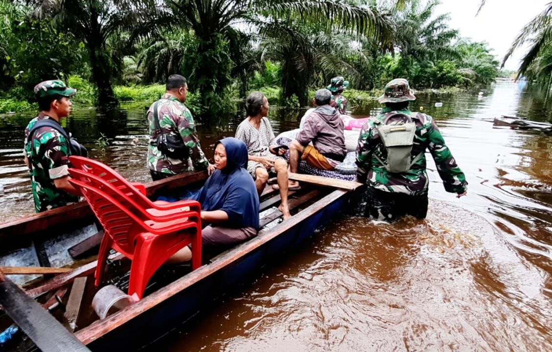 Heroik, Danramil 0303- Mandau Berjibaku Evakuasi Warga Korban Banjir di Habitat Buaya