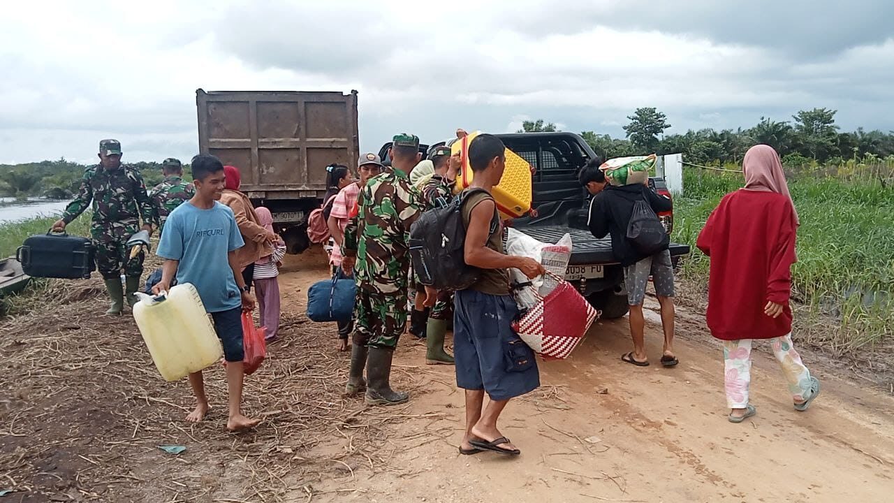 Hari Kedua Evakuasi Koramil 01/Rengat Kodim 0302/Inhu Terus Bantu Pengungsi Karyawan PT SBL