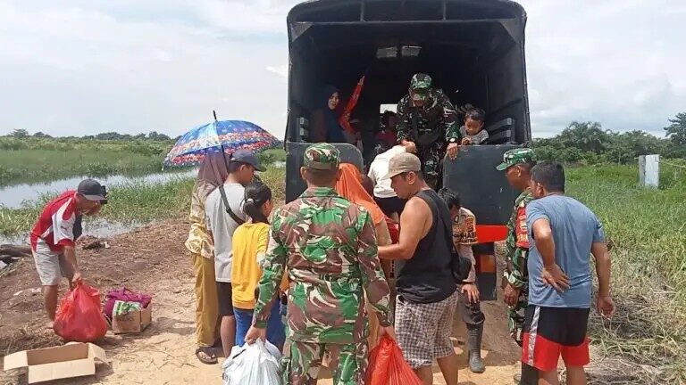 Hari Kedua Evakuasi Koramil 01/Rengat Kodim 0302/Inhu Terus Bantu Pengungsi Karyawan PT SBL