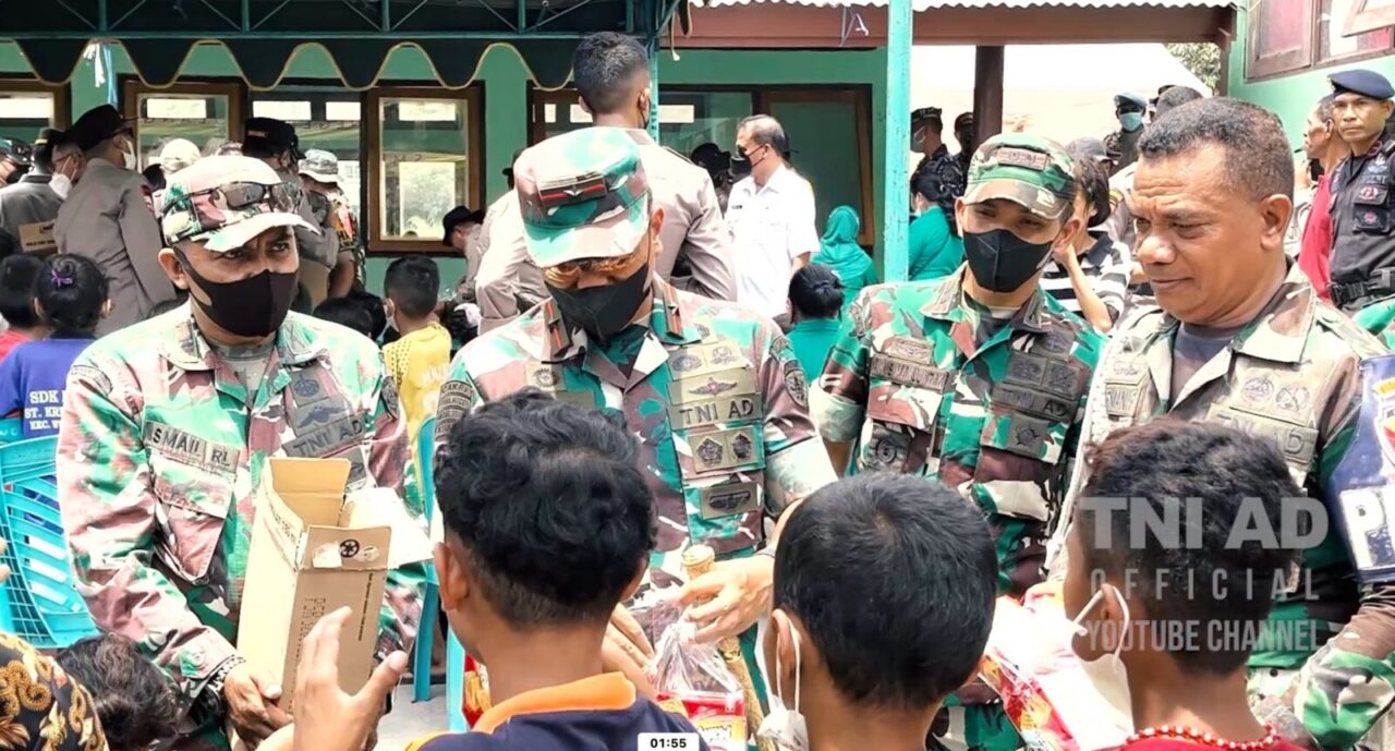 Gerak Cepat TNI AD Bantu Warga Terdampak Erupsi Gunung Lewotobi Laki-Laki