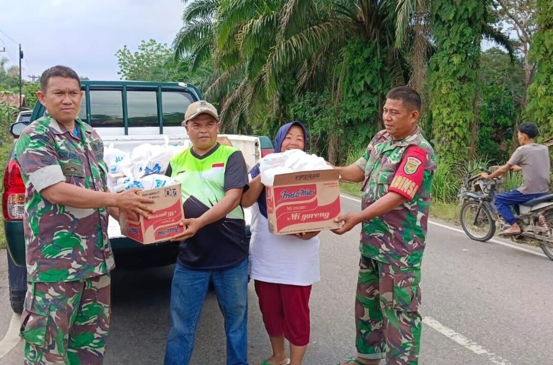 Prajurit TNI AD Distribusikan Bantuan Logistik untuk Korban Banjir di Musi Rawas Utara