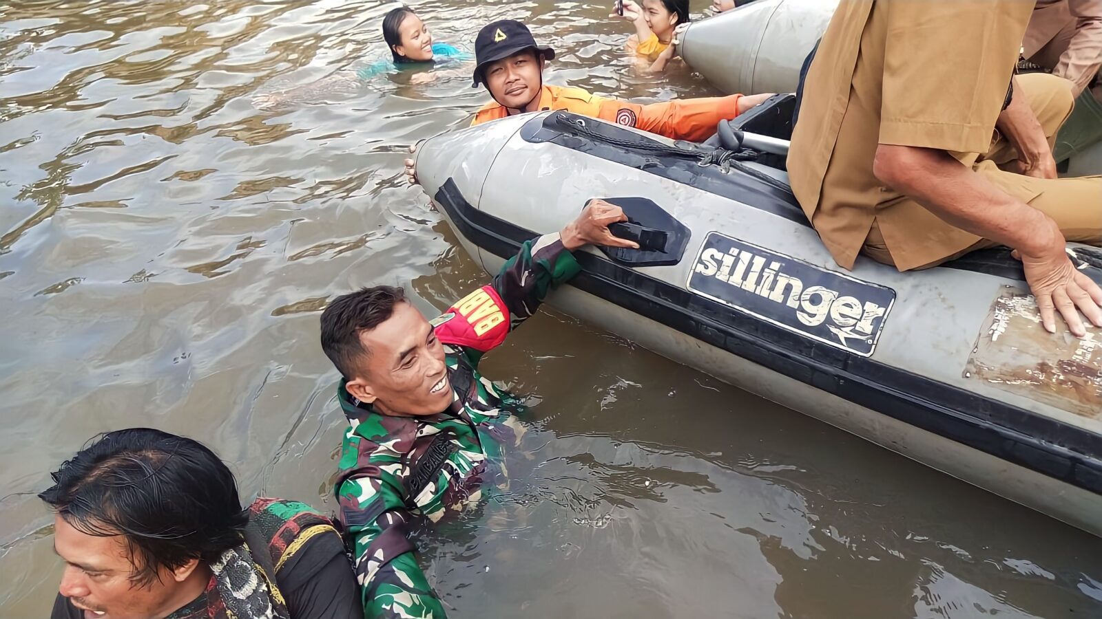 Jembatan Gantung Putus, Prajurit TNI AD Evakuasi Warga