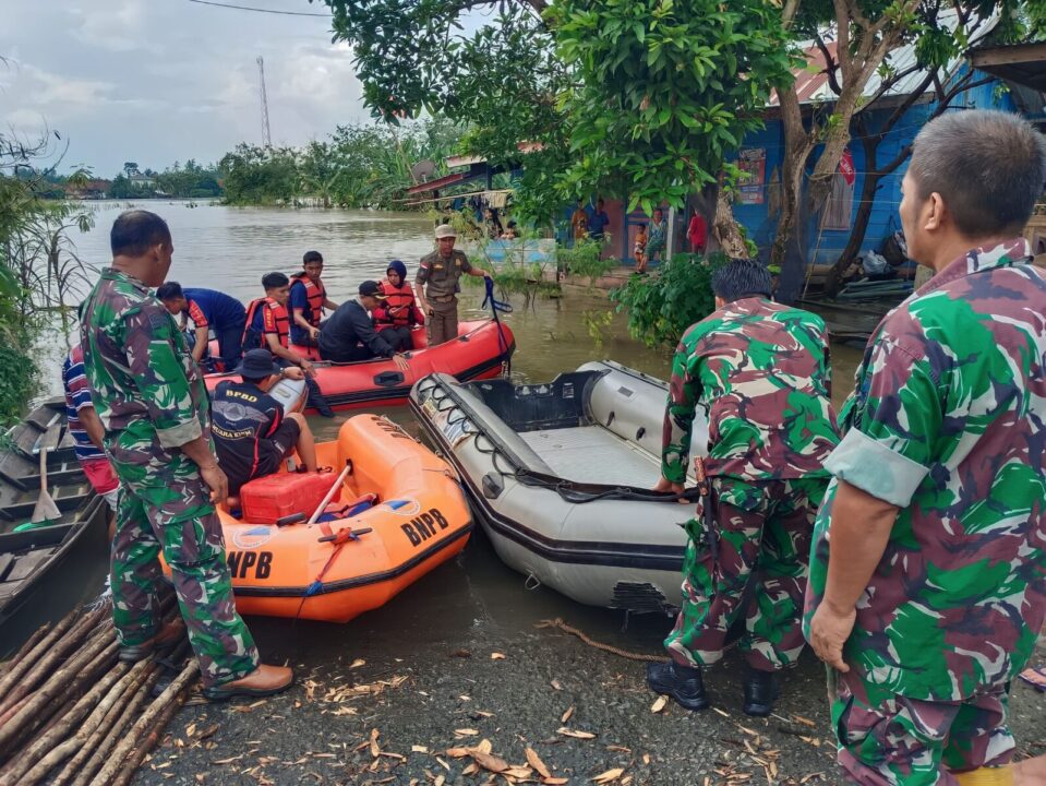Jembatan Gantung Putus, Prajurit TNI AD Evakuasi Warga