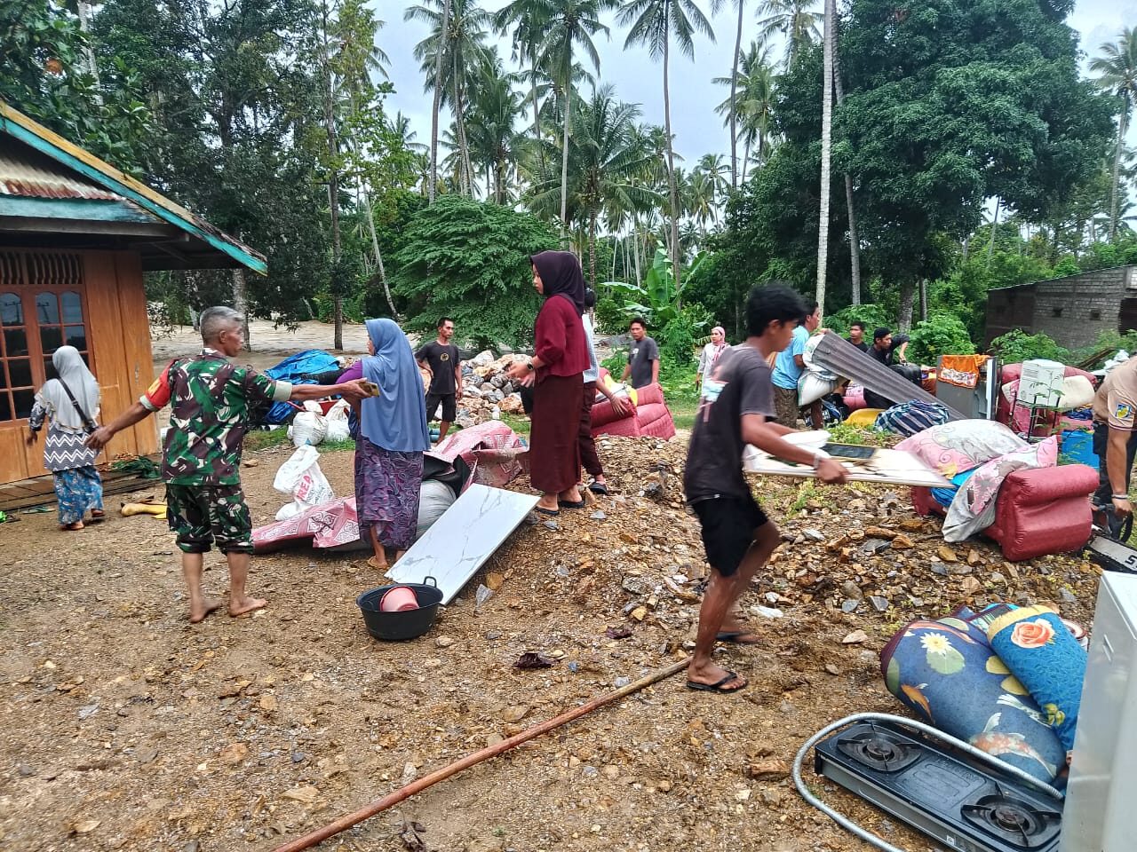 Ratusan Rumah Warga Terendam Banjir, Respon Cepat Prajurit TNI AD Evakuasi Warga Terdampak Banjir di Kolaka
