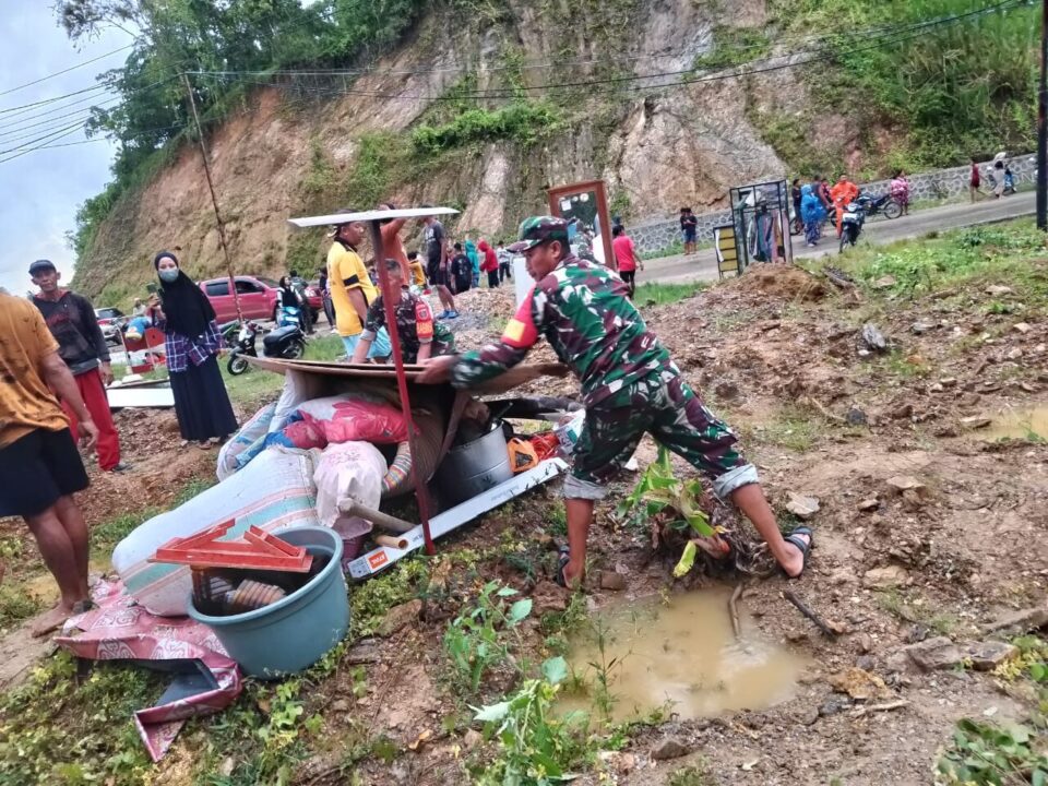 Ratusan Rumah Warga Terendam Banjir, Respon Cepat Prajurit TNI AD Evakuasi Warga Terdampak Banjir di Kolaka