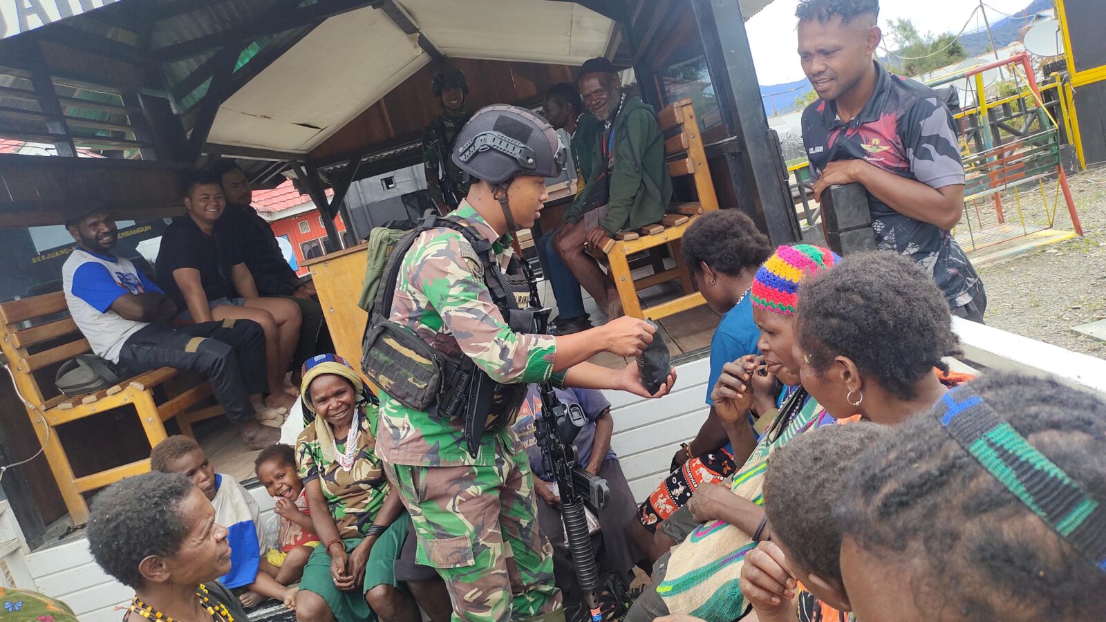 Satgas Yonif 330/TD Lumpuhkan Lima Orang KSTP dan Bantu Evakuasi Warga