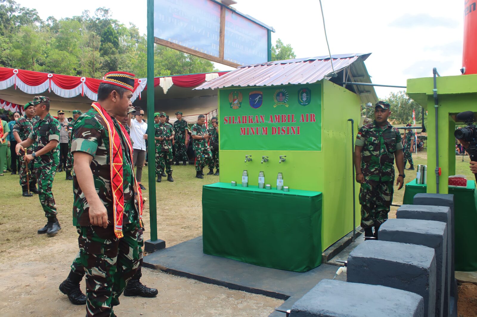 TNI AD Manunggal Air Datang, Warga Perbatasan Pun Senang