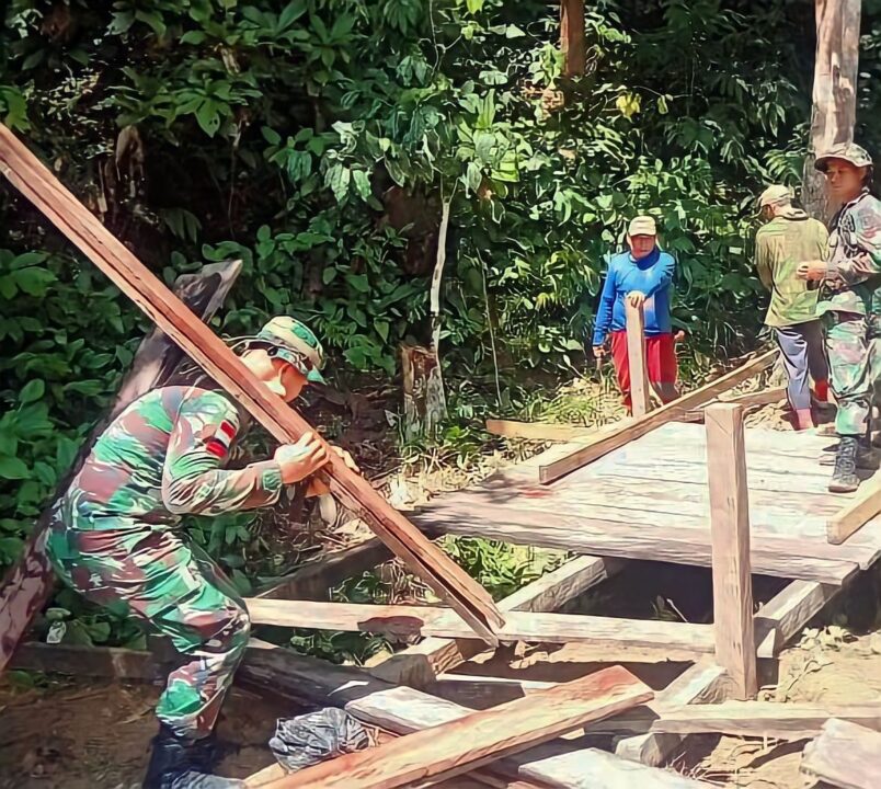 Personel Satgas Yonarhanud 12/SBP Bangun Jembatan Penghubung ke Ladang Warga