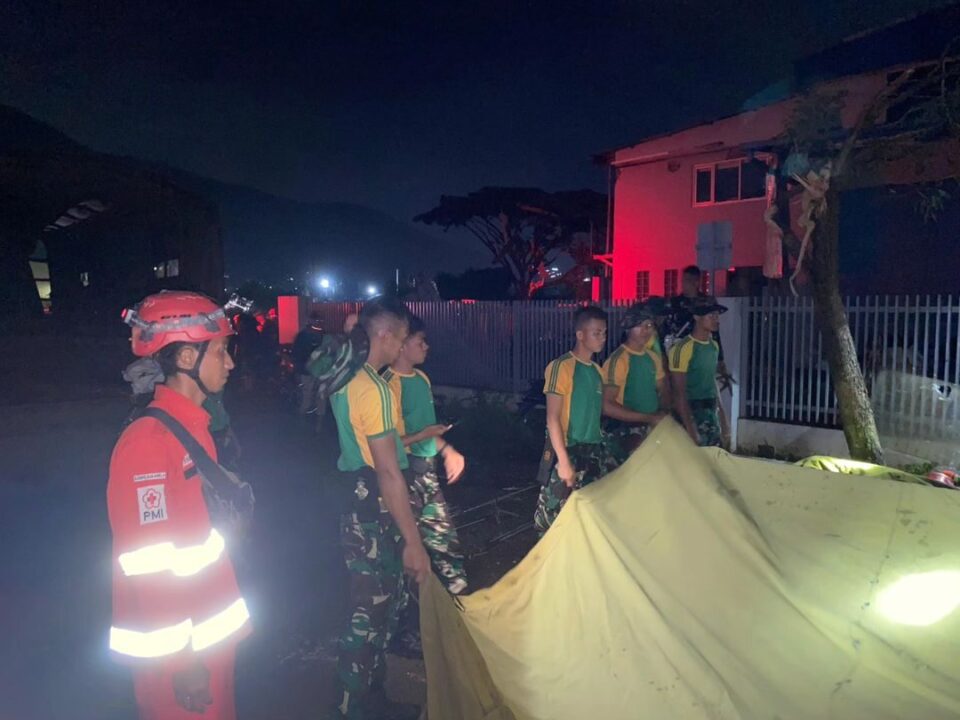 Aksi Cepat Tanggap Yonif 330 Kostrad Berikan Bantuan Pasca Angin Puting Beliung Melanda Rancaekek