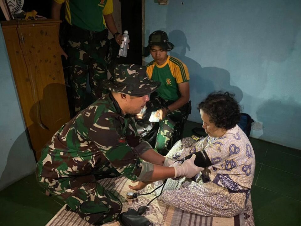 Aksi Cepat Tanggap Yonif 330 Kostrad Berikan Bantuan Pasca Angin Puting Beliung Melanda Rancaekek