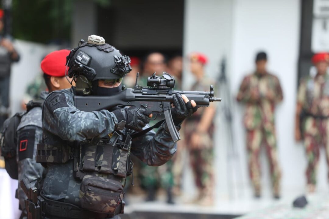 Sukses Taklukkan Beragam Materi Gultor, Kasad Terima Brevet Anti Teror Kehormatan