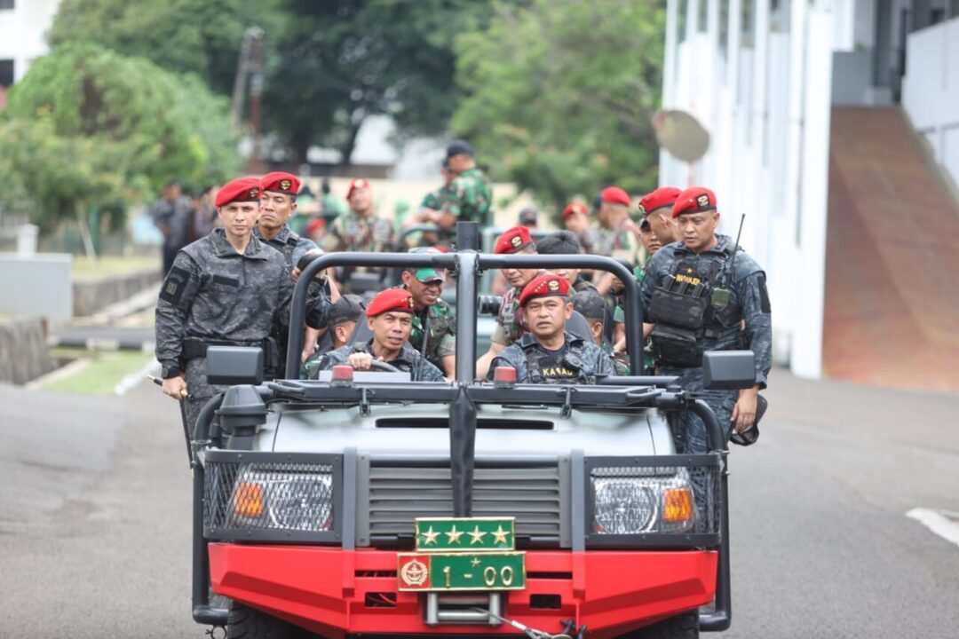 Sukses Taklukkan Beragam Materi Gultor, Kasad Terima Brevet Anti Teror Kehormatan