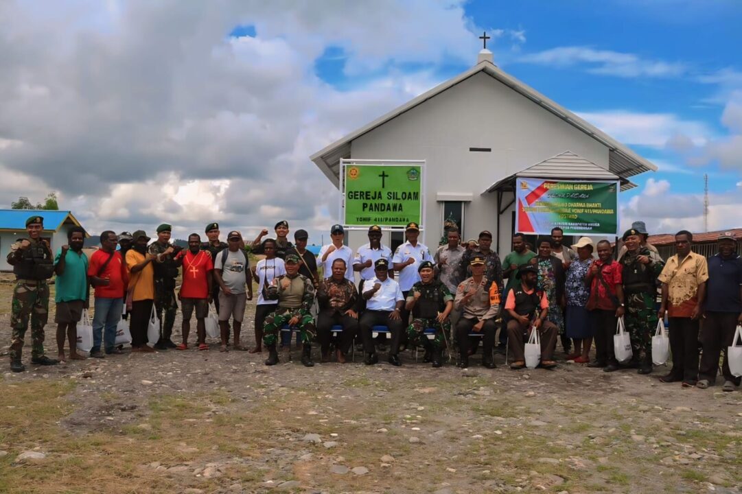 Ukir Sejarah Baru, Satgas Yonif 411/Pandawa Kostrad Bangun Dua Gereja Sekaligus di Papua