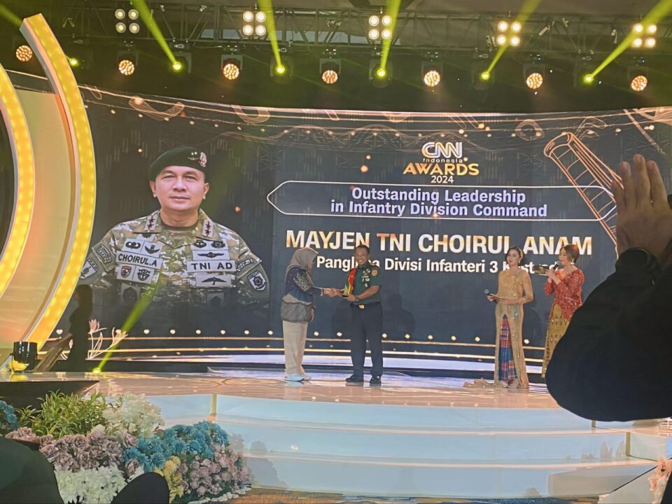 Pangdivif 3 Kostrad Terima Penghargaan dari CNN Indonesia Awards