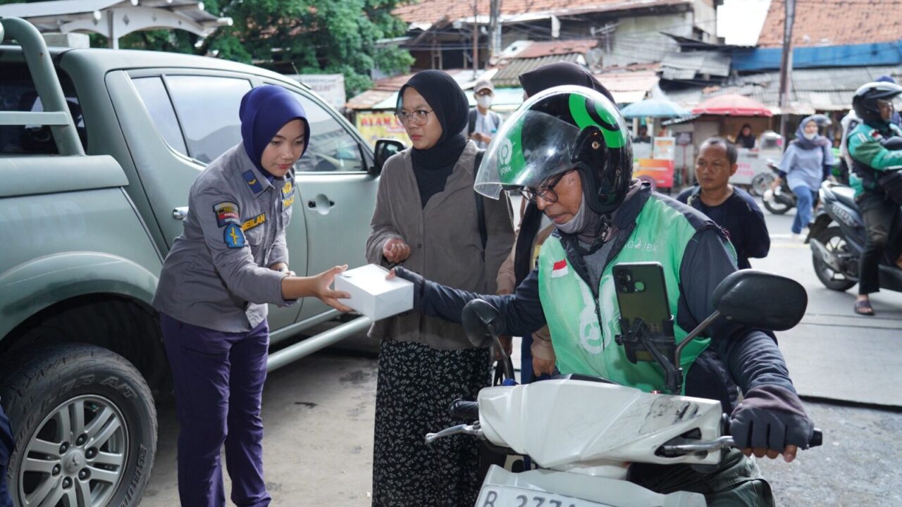 Jum'at Berkah Dispenad Bagikan Takjil Gratis