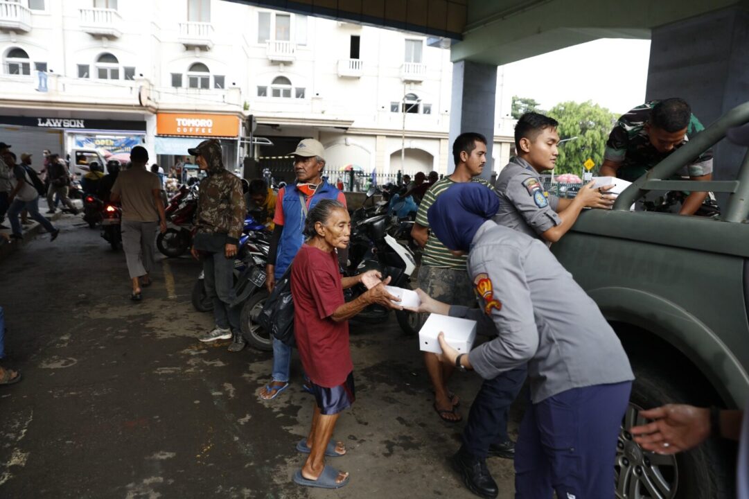 Jum'at Berkah Dispenad Bagikan Takjil Gratis