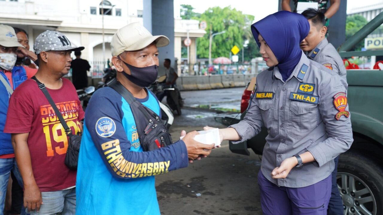 Jum'at Berkah Dispenad Bagikan Takjil Gratis