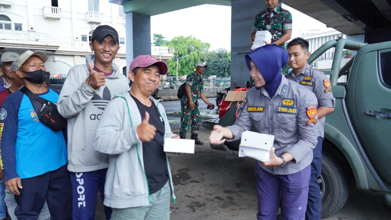 Jum'at Berkah Dispenad Bagikan Takjil Gratis