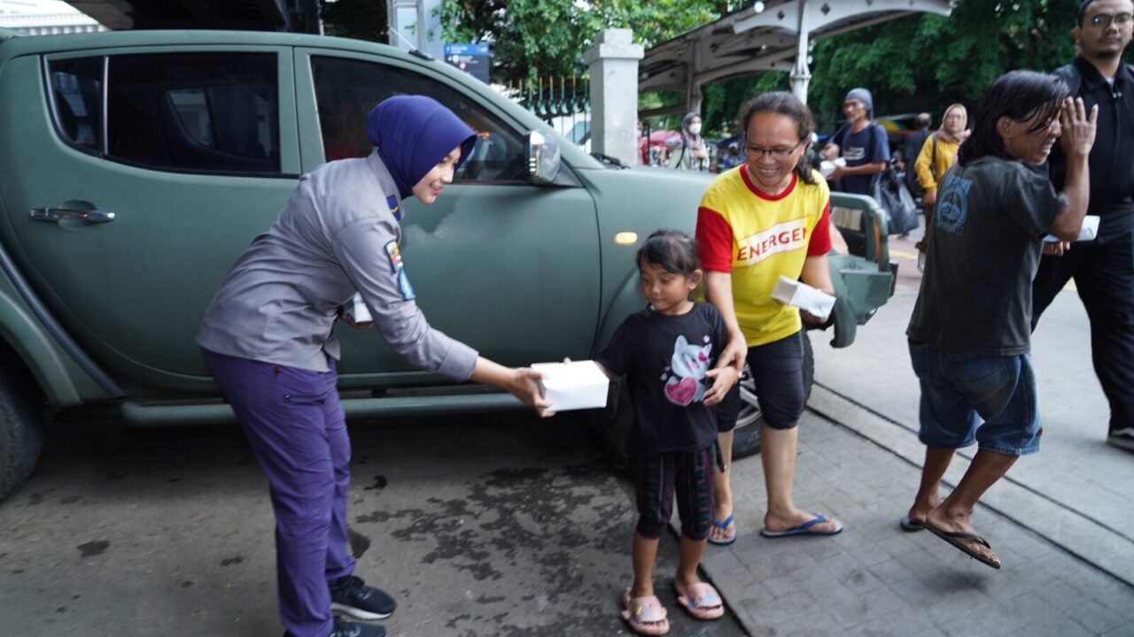 Jum'at Berkah Dispenad Bagikan Takjil Gratis