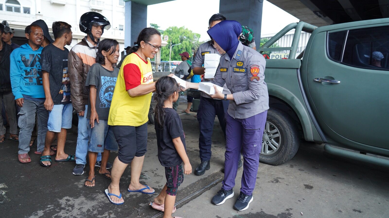 Jum'at Berkah Dispenad Bagikan Takjil Gratis