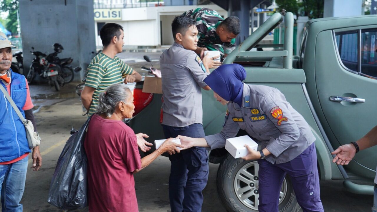 Jum'at Berkah Dispenad Bagikan Takjil Gratis