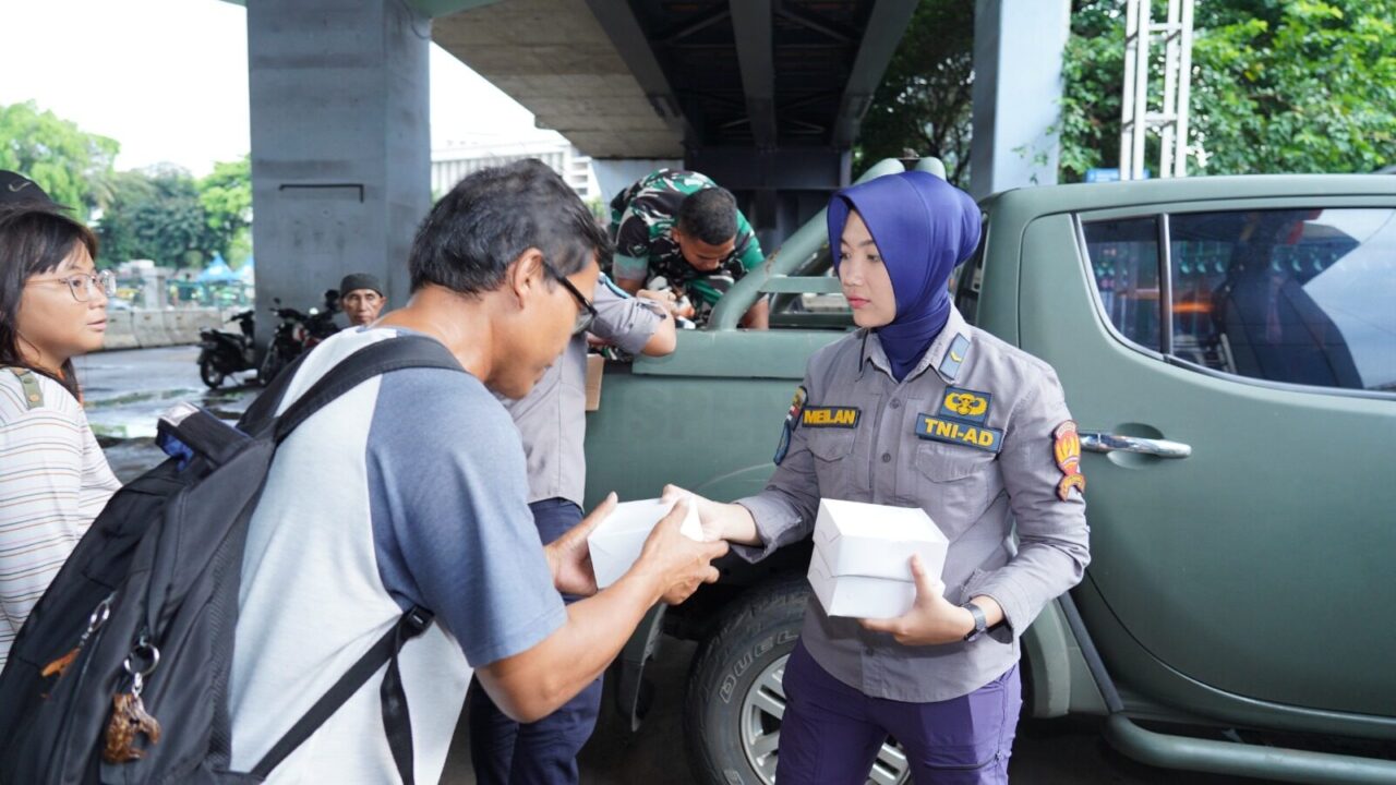 Jum'at Berkah Dispenad Bagikan Takjil Gratis