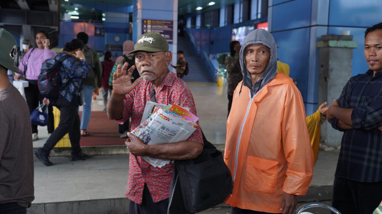 Jum'at Berkah Dispenad Bagikan Takjil Gratis