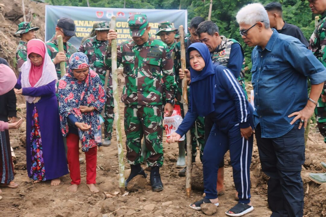 Wujudkan Ketahanan Pangan, Danrem 142/Tatag Tanam Perdana Jagung di Lokasi Food Estate